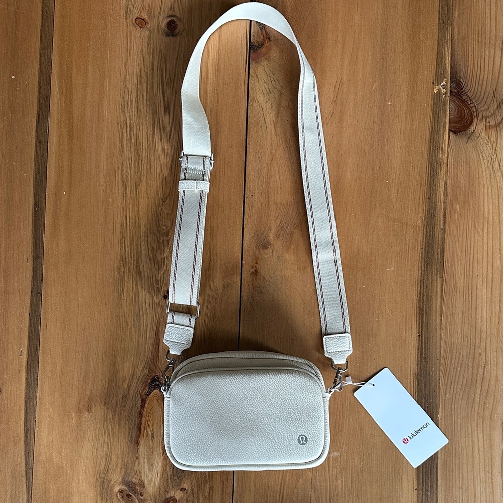 🌿 LULULEMON Athletica Look-alike Cream Cross body or shoulder bag.